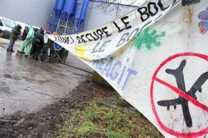 Plusieurs banderoles ont été déployées devant les grilles de la société Girebat ce vendredi matin, à Saint-Mayeux.